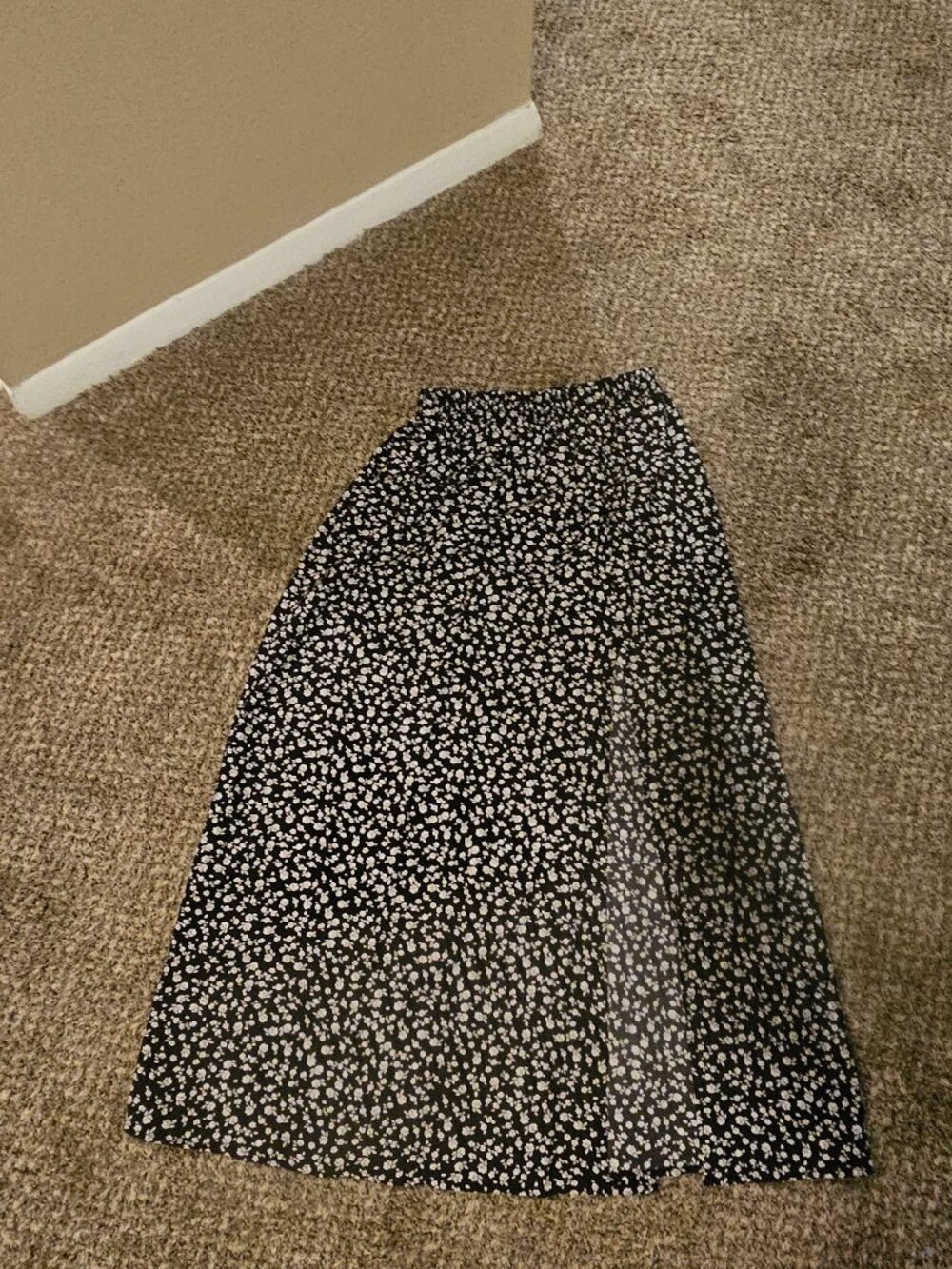 SHEIN Black & White Floral Side-Split Midi Skirt - Size M (NWOT)